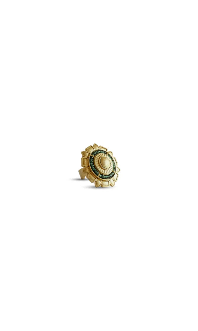 Elegant Gold Jewelry with a Mesmerizing Green Button