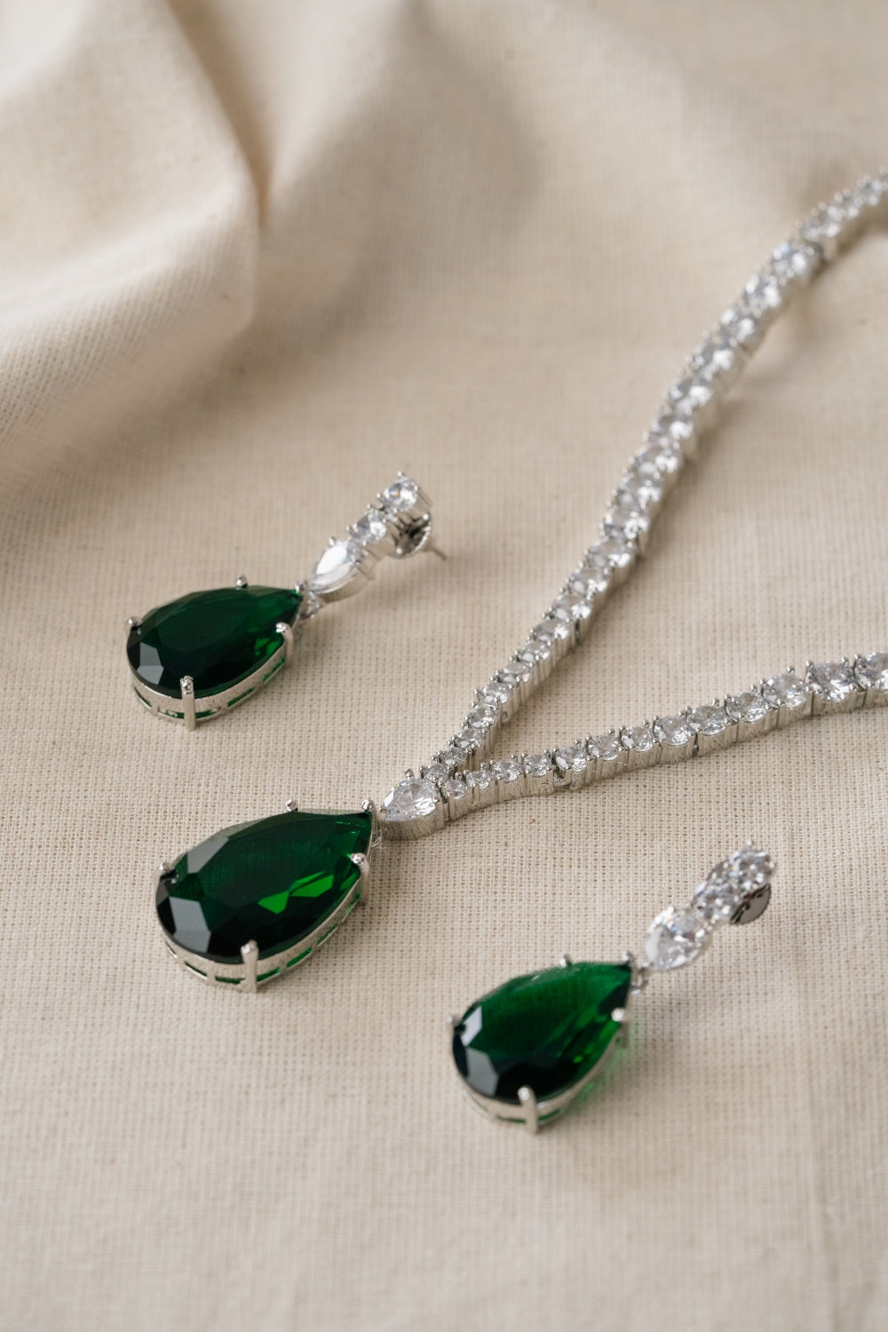 Emerald Brilliance Pear-Shaped Necklace Set